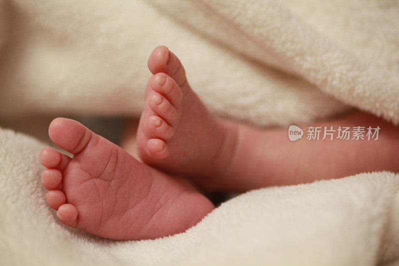 新生婴儿的脚。