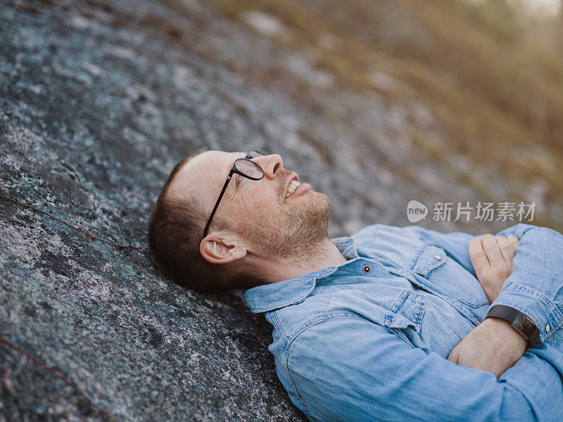 英俊的真正的男人在大自然的春天