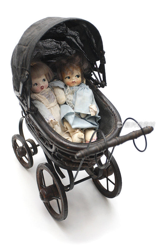 婴儿车里的旧娃娃