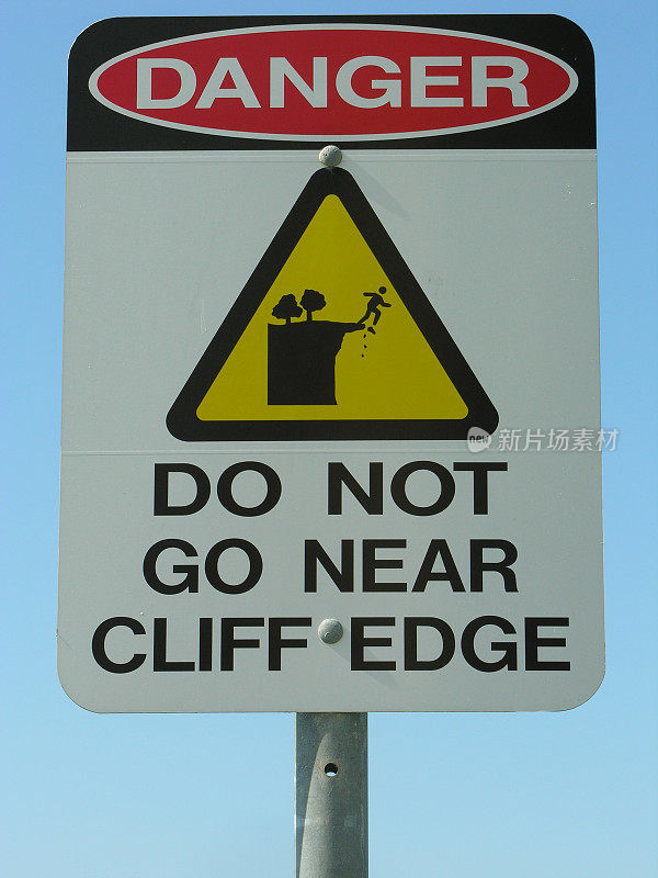 悬崖边上的警告标志
