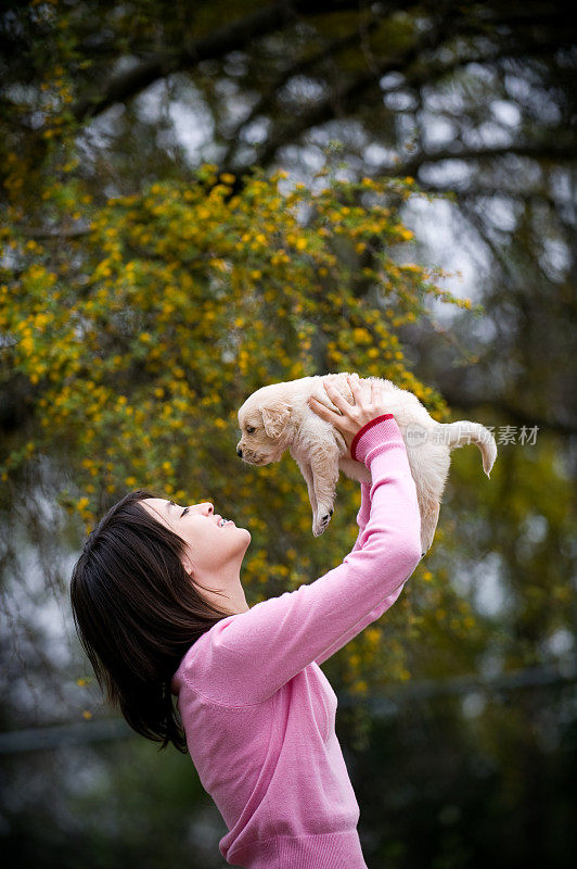 快乐的女孩带着一只小狗