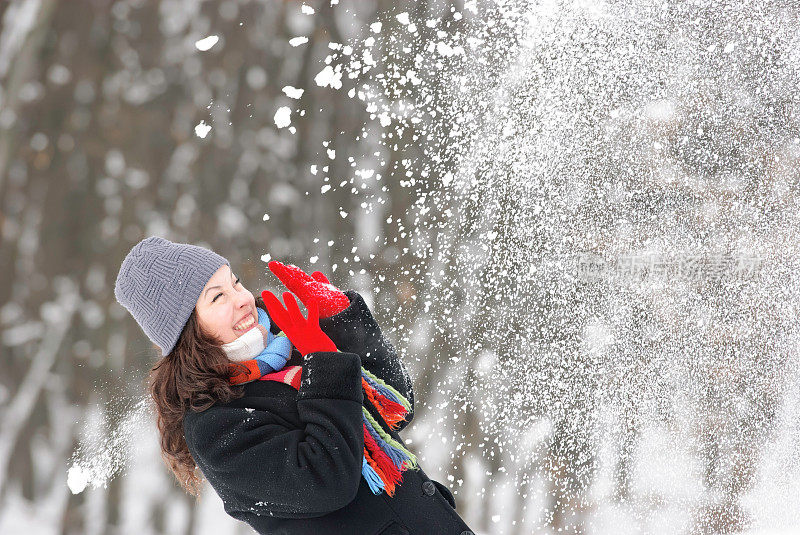 年轻女子在打雪仗