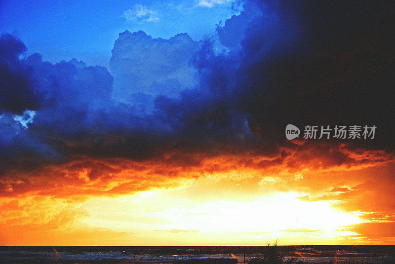 暴风雨来临前乌云密布的夜空