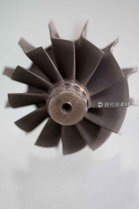 灰色的涡轮增压器:涡轮机翼