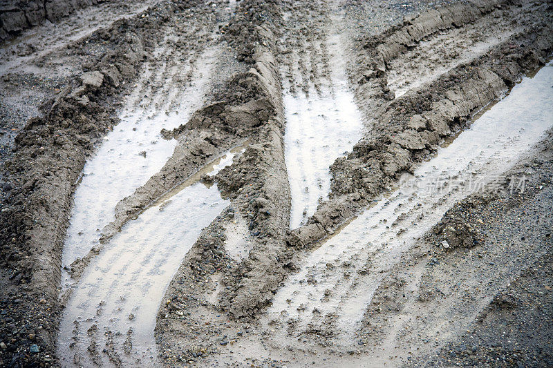泥泞的轮胎痕迹