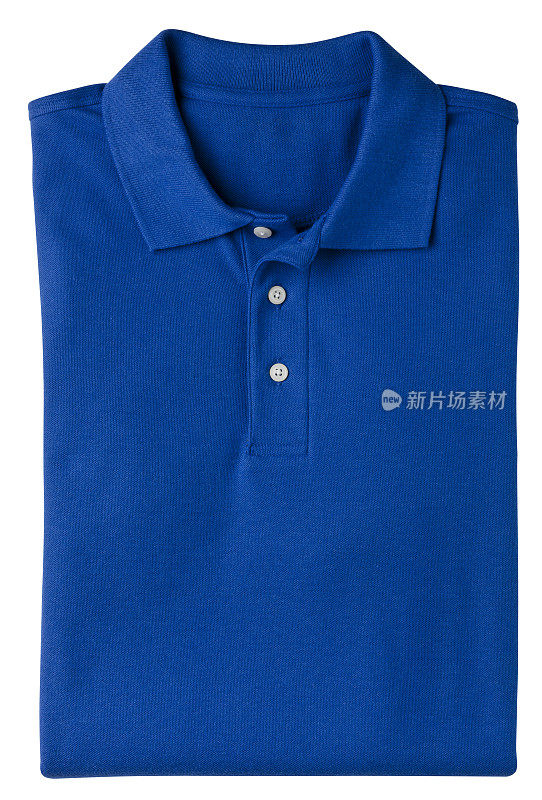 折叠蓝色马球风格高尔夫衬衫，孤立在白色。
