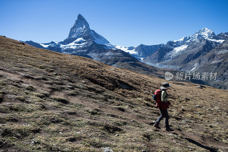 在瑞士阿尔卑斯山徒步旅行