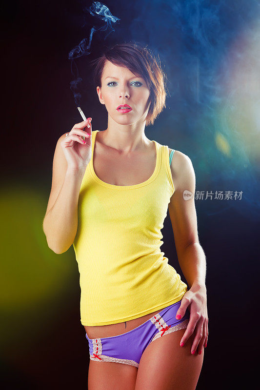 年轻女性吸烟