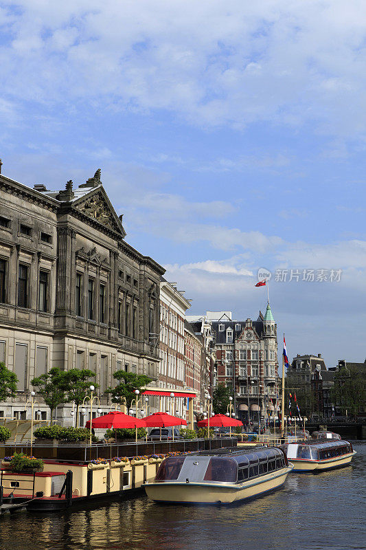 阿姆斯特丹运河中的一艘运河船