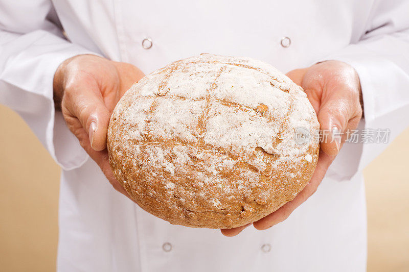 拿着面包的面包师