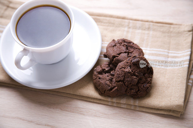 双层巧克力饼干和咖啡