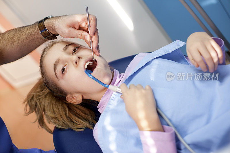 儿童在牙科诊所