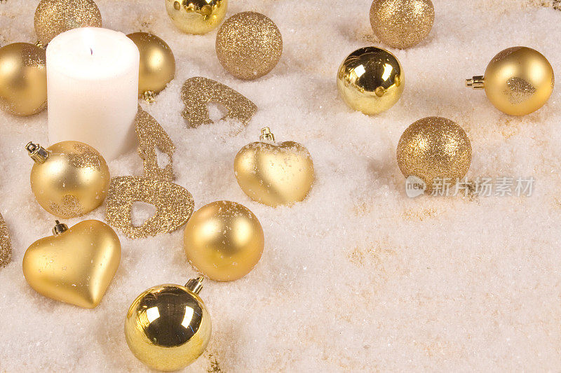 金色的雪花圣诞饰品和圣诞清单
