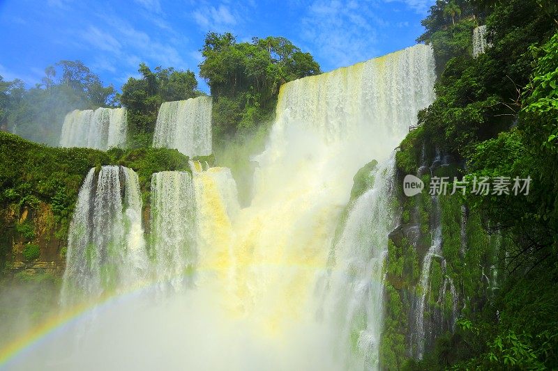 伊瓜苏瀑布正面视图在阿根廷和彩虹，美国