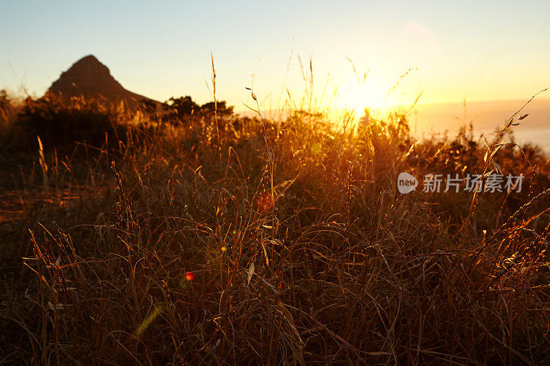 壮丽的景色和金色的日落