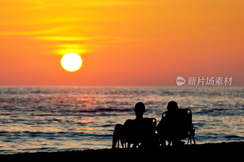 在夏威夷考艾岛享受日落的浪漫情侣