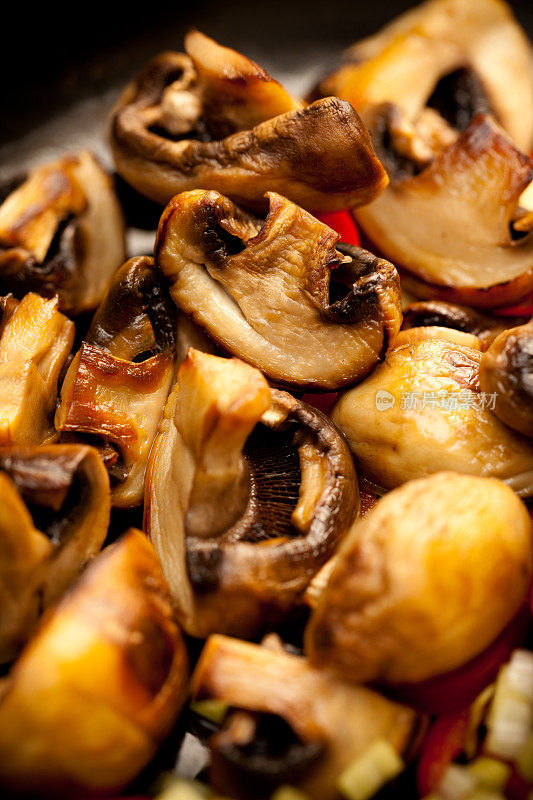 烤蘑菇配蔬菜