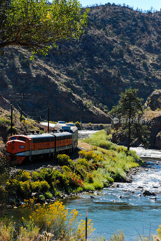 旅游列车从科罗拉多峡谷城的皇家峡谷出来