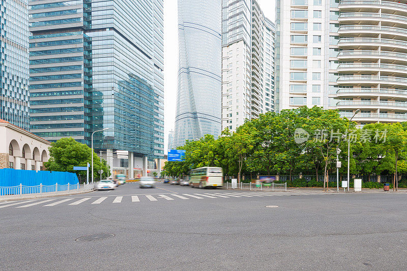 中国上海陆家嘴的世纪大道街景。