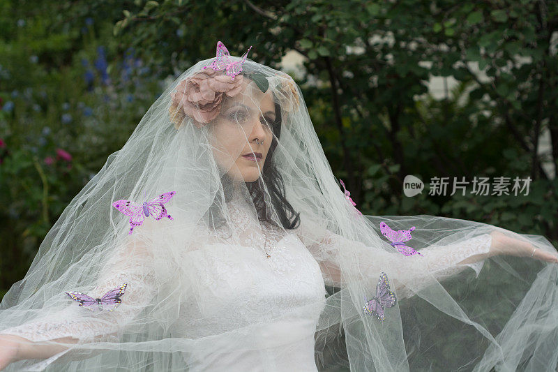在花园里，新娘的腰被蝴蝶举得高高的。