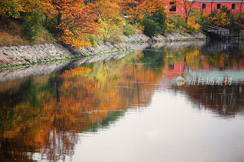 色彩斑斓的秋树和运河