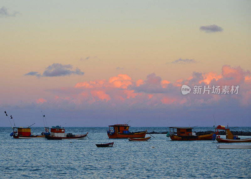 fishingboats日落时