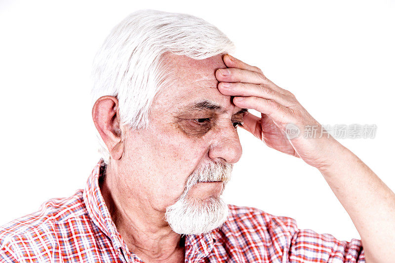 患有头痛或抑郁的老年人