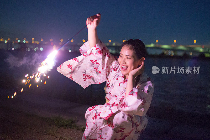 日本浴方女人在河边玩烟花