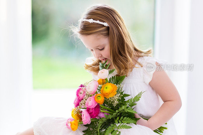 小女孩拿着花束