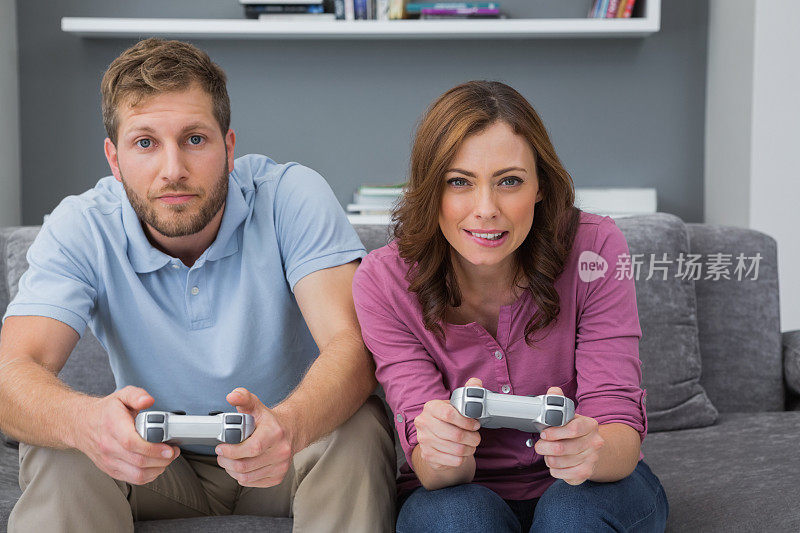 竞争情侣一起玩电子游戏