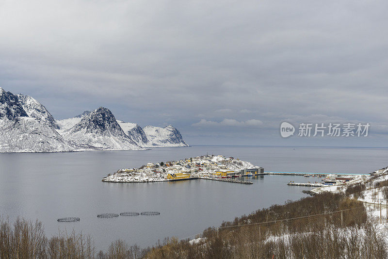 在Øyfjorden的Senja渔村观看Husøy的冬季景色