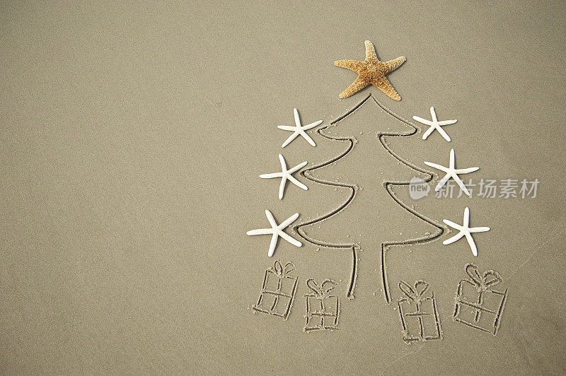 用沙子绘制的环保圣诞树和礼物
