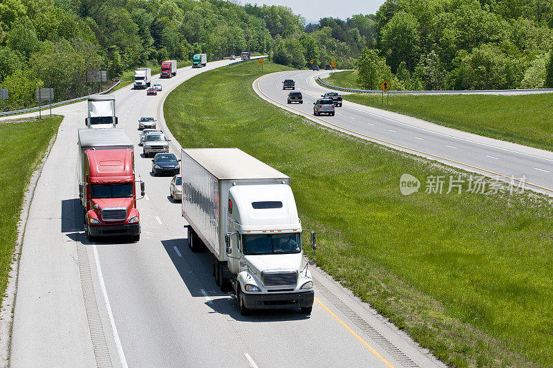 卡车和汽车在繁忙的州际公路上行驶