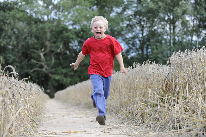 男孩在田野里奔跑