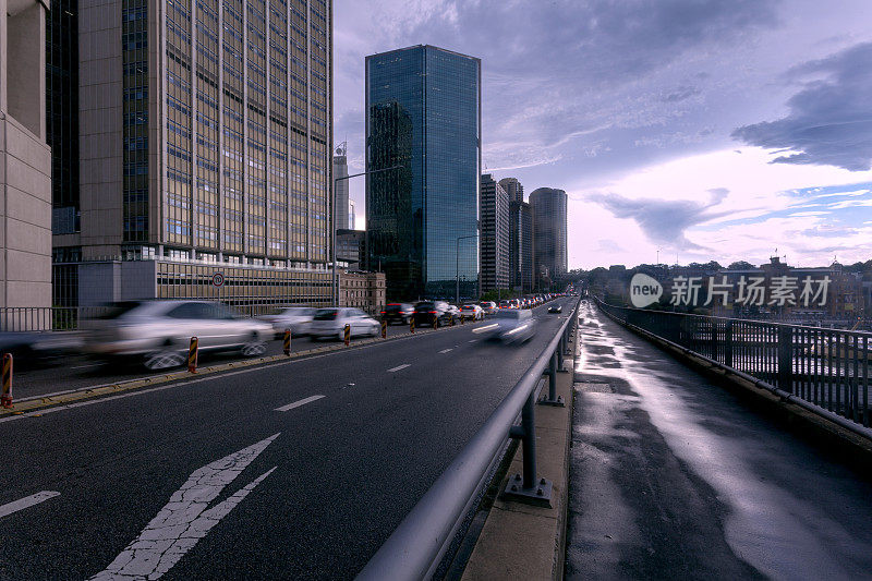 悉尼城市道路。晚上