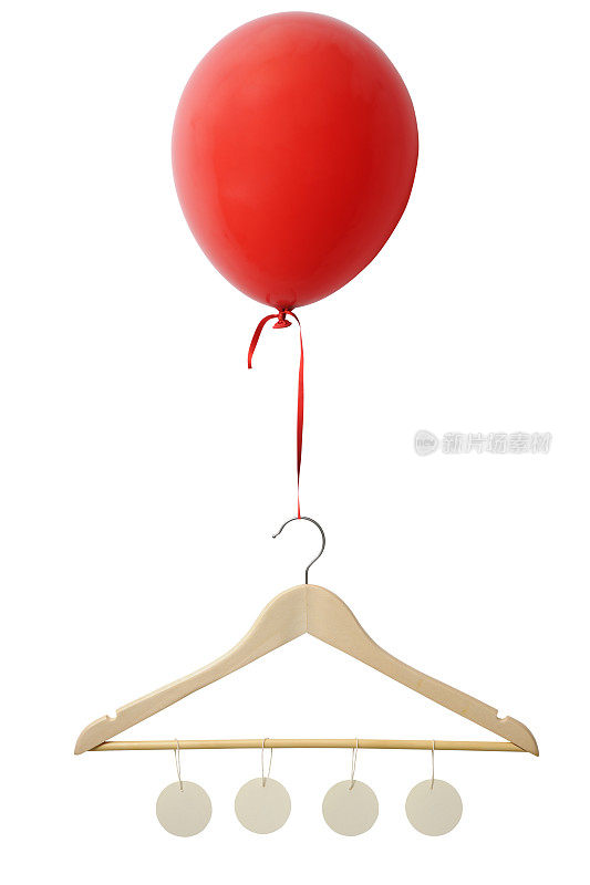 红色气球，挂衣架和空白标签漂浮