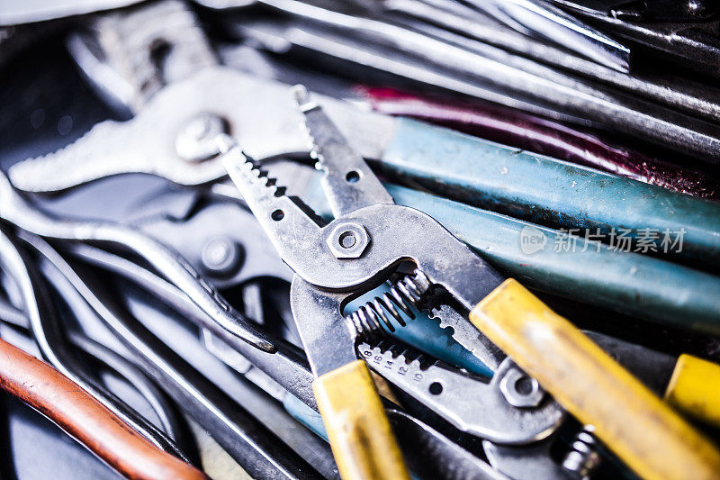 服务行业:线切割器和工具箱中的各种工作工具。