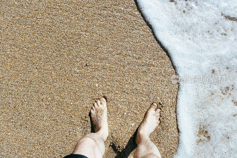 POV男人的脚在海里划水