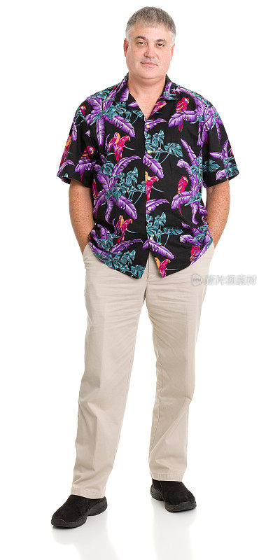 穿着夏威夷衬衫站着的严肃男人