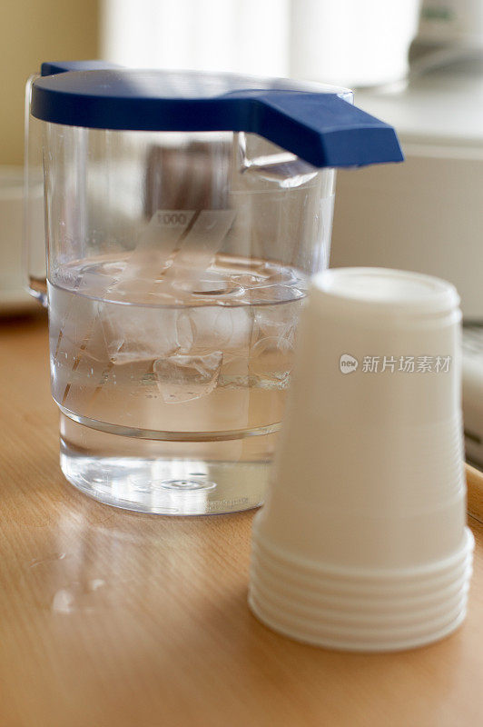 塑料杯和一壶冰水