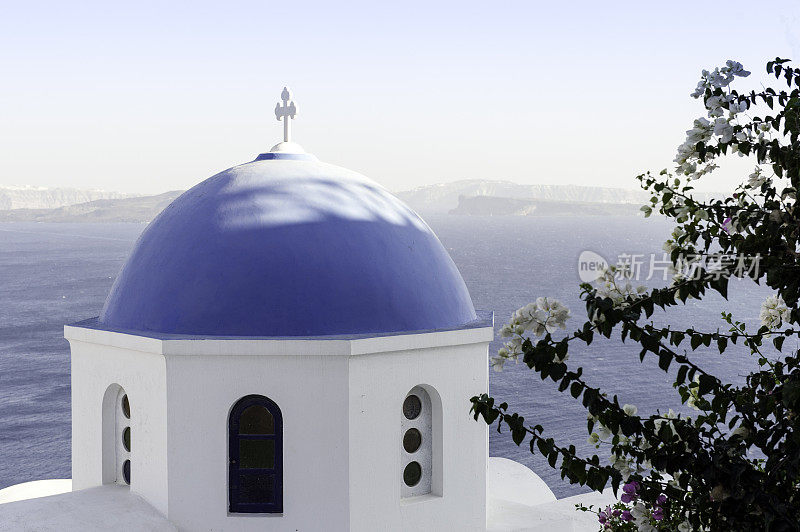 圣托里尼岛伊亚的白色墙壁和蓝色圆顶教堂