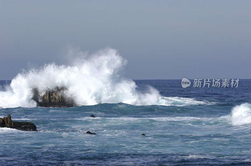 海浪撞击岩石