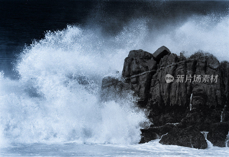 太平洋海浪撞击岩石