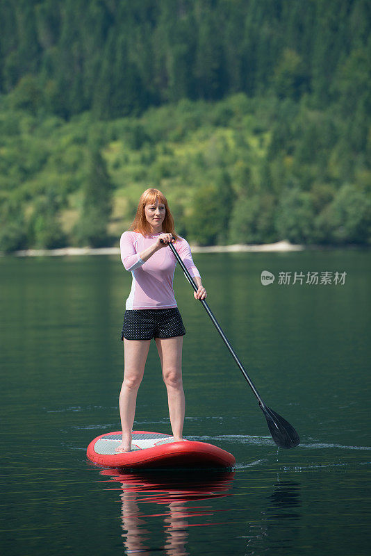 女人站起来划桨板，好了。