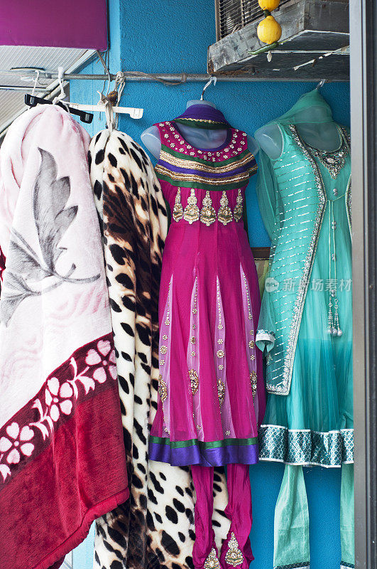 印度服饰挂在门口