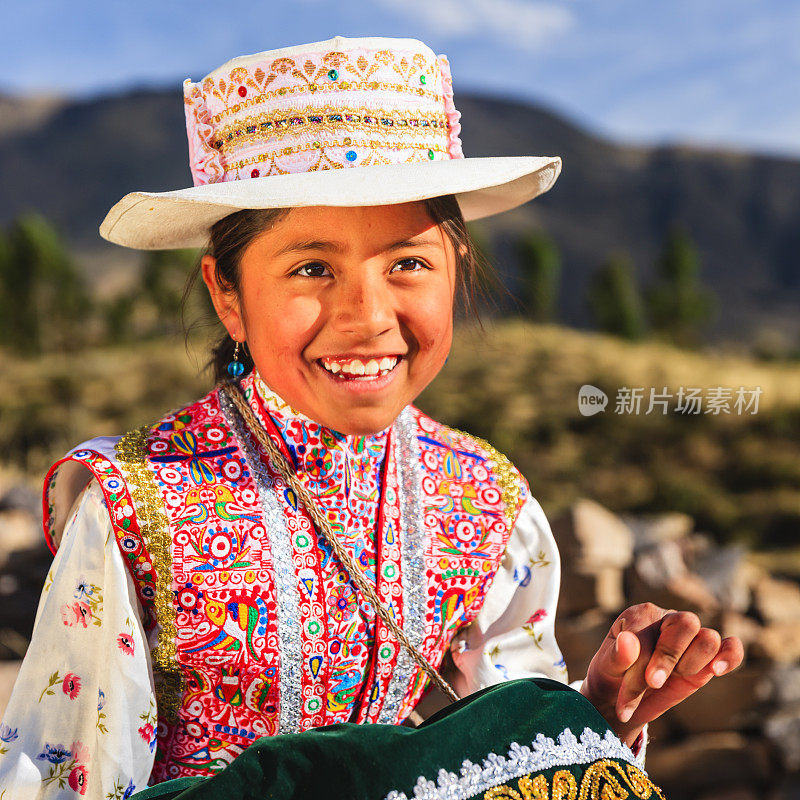 穿着民族服装的秘鲁年轻女孩，秘鲁的Chivay