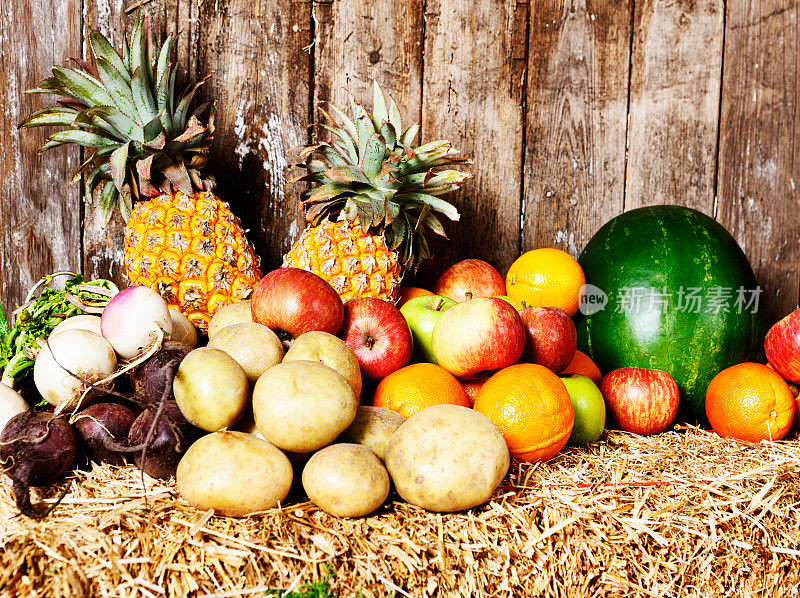 市场上有大量自家种植的水果和蔬菜
