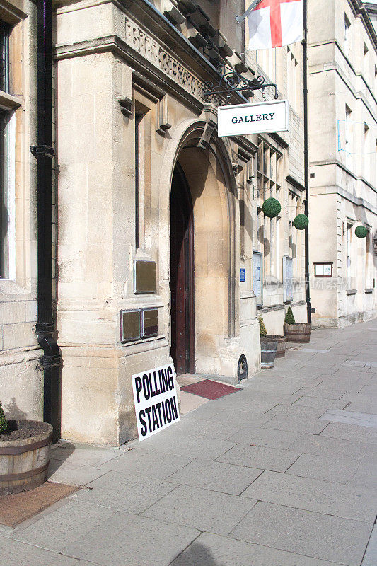 投票站的标志在市政大楼外
