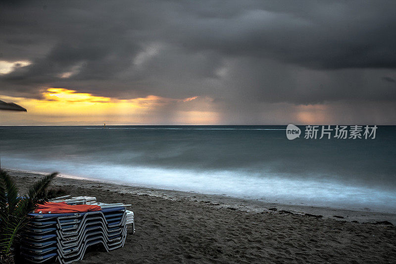 日出时在空旷的海滩长时间暴露在海浪中