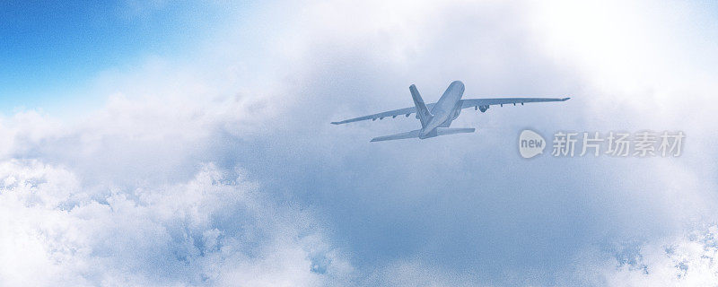 飞机在高高的云层上飞行